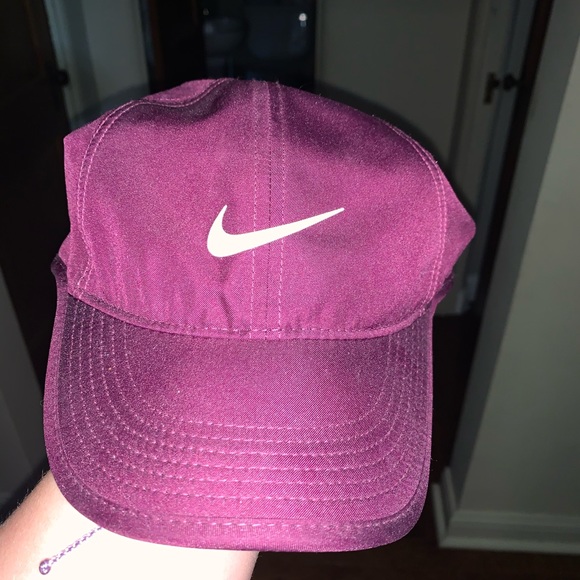 Women’s Nike Hat - Picture 1 of 3